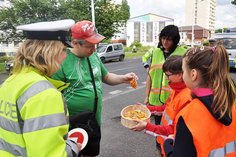 Školáci rozdávali řidičům buď sluníčka nebo mráčky