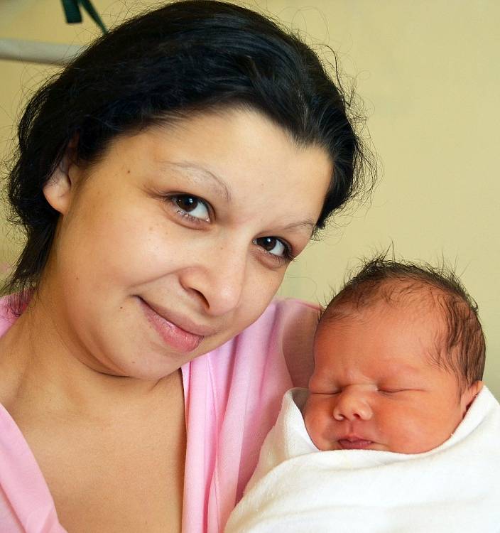 Mamince Nikole Hušové z Teplic se 30. dubna v 8.28 hod. v teplické porodnici narodil syn Marcus Peterfi. Měřil 50 cm a vážil 3,30 kg