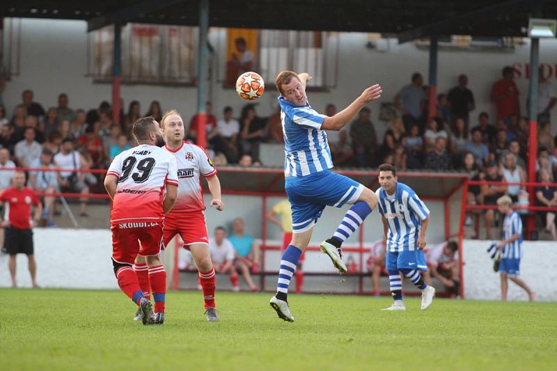 SK Dubí (v bílém) v městském derby slavilo výhru