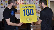 Admir Ljevaković dostal od ředitele komunikace a marketingu FK Teplice Martina Kovaříka na památku svého jubilea velkou žlutou kartu