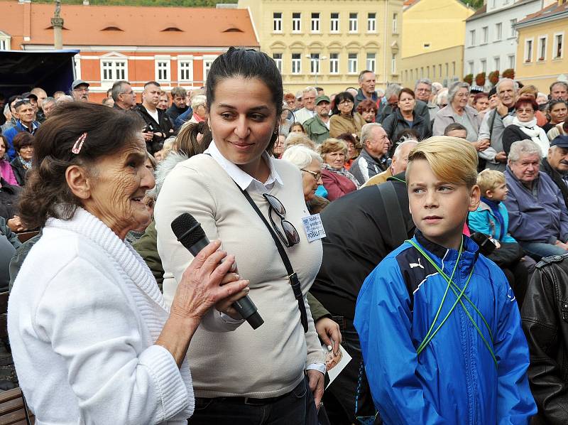 Návštěva prezidenta ČR Miloše Zemana v Bílině, setkání s občany na Mírovém náměstí.