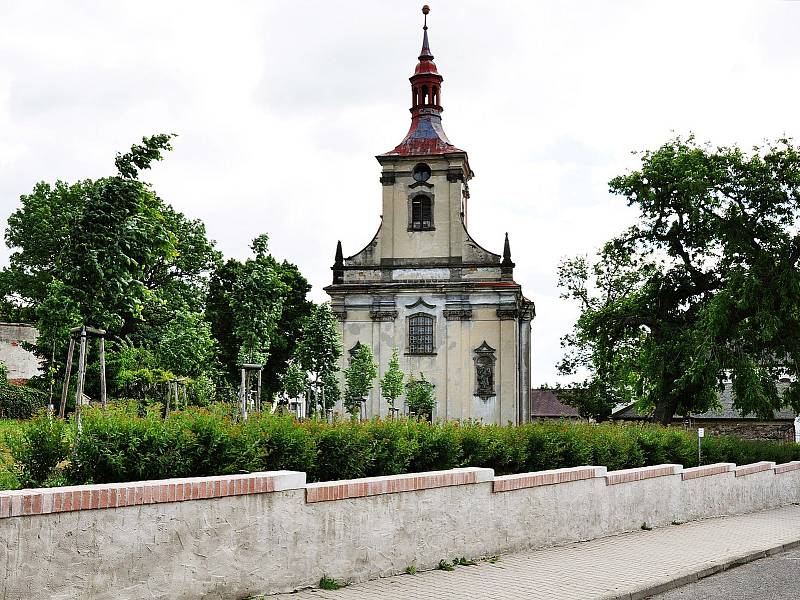 Kostel svatého Petra a Pavla v Oseku.