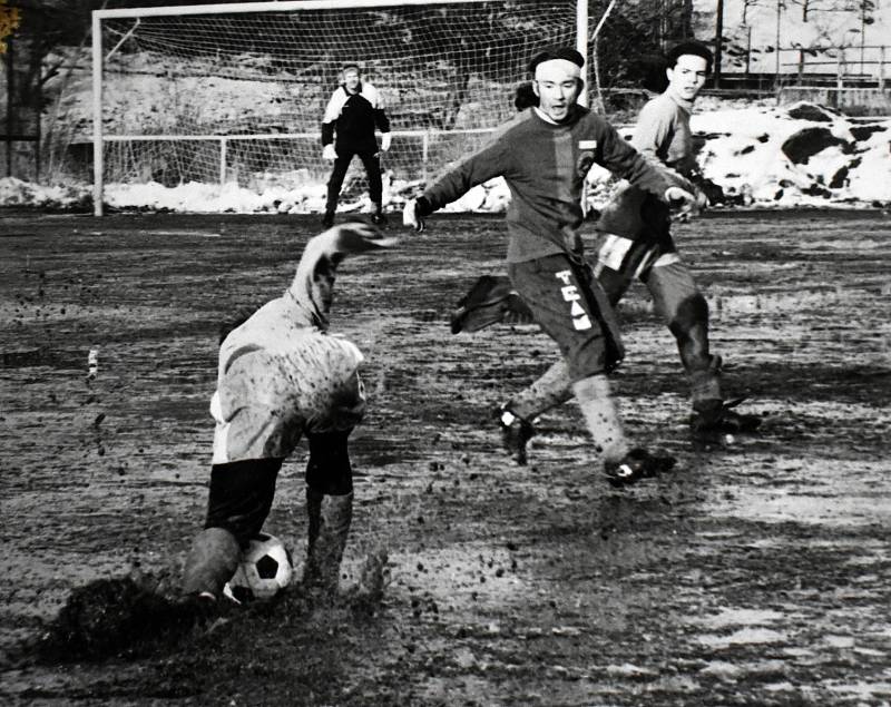 Fotbalový zápas okresní soutěže na Teplicku v 90. letech minulého století.