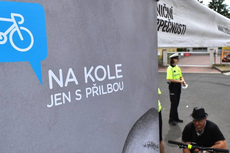 Preventivní policejní akce zaměřená na správné vybavení kola se konala 30. června v Újezdečku.