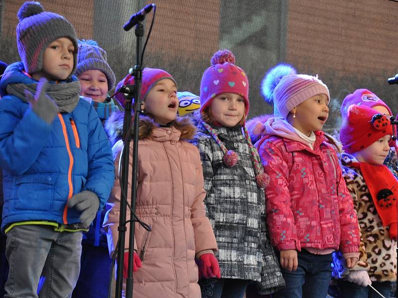 V Teplicích se v neděli večer rozzářily vánoční stromy pro letošní advent.