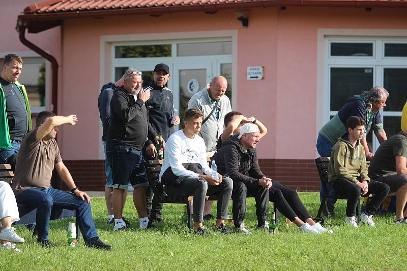 Debakl! Krupka dostala v Srbicích 11 branek, domácí tým (v pruhovaném) na hřišti dominoval.