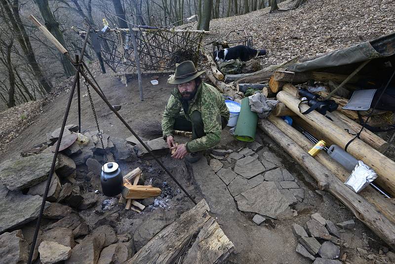 Jaroslav Pachta převážně žije v lese nad Osekem na Teplicku.