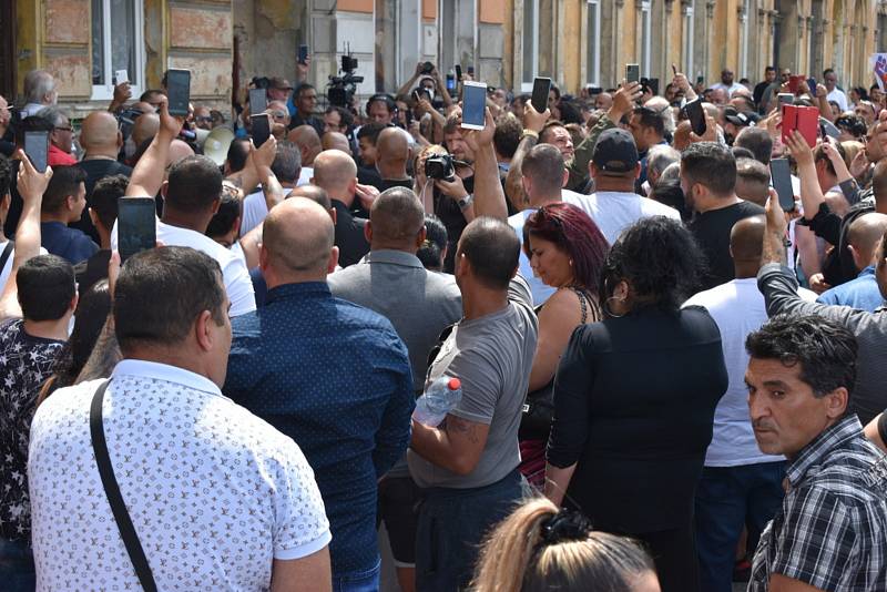 Náboženské shromáždění v Teplicích. Romové do ulice U Hřiště přišli uctít památku muže, který zemřel v sobotu 18. června po zákroku policie.