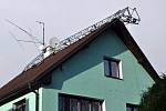 V ulici Prokopa Holého vichřice zlomila stožáz nesoucí antény a položila jej na střechu.