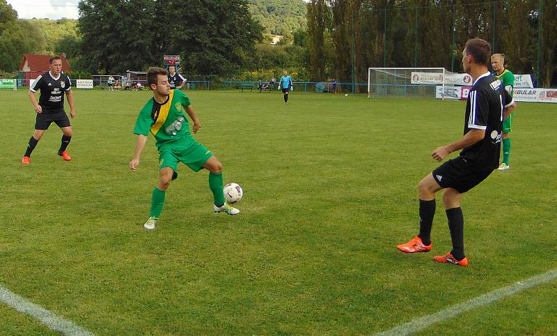 Ve druhém kole krajského přeboru vyhráli fotbalisté Žatce (zelení) na půdě Modlan.