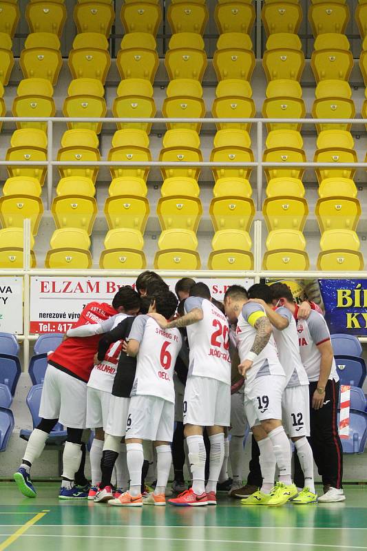 Teplice v šlágru kola porazily doma Chrudim (v červeném) 2:0.