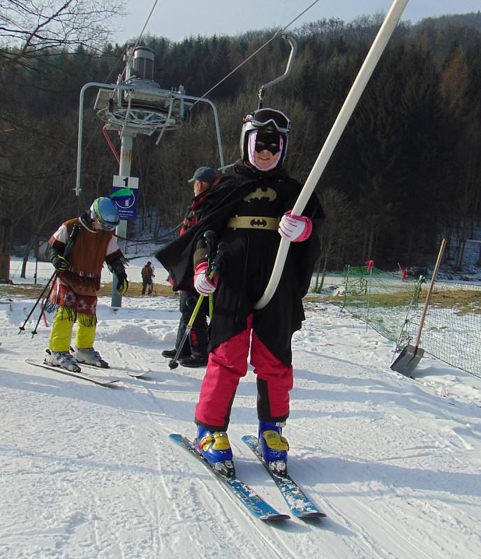 Tradiční karneval na sněhu zakončil v neděli 28. ročník lyžařské školy Snow v Mikulově na Teplicku.