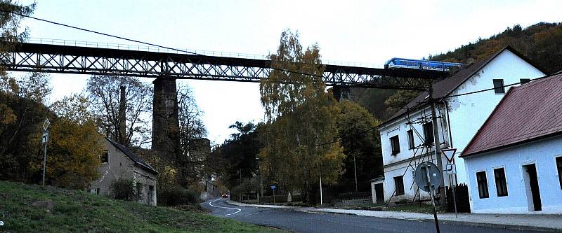 Podvečerní návrat "žraloka" z Moldavy do Ústí. Foto je na mostě v části Hrobu - Mlýny.