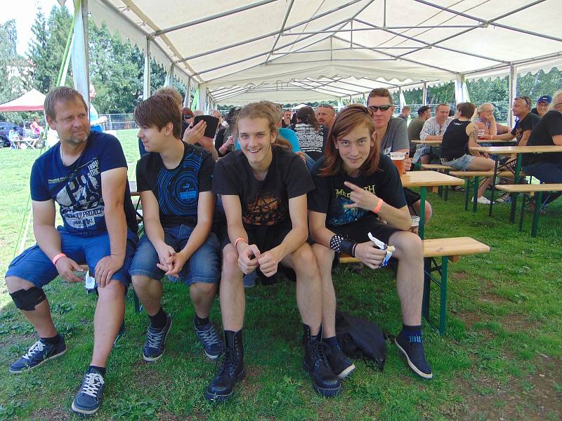 Premiérový ročník festivalu Rock u rybníka v Proboštově se vydařil.