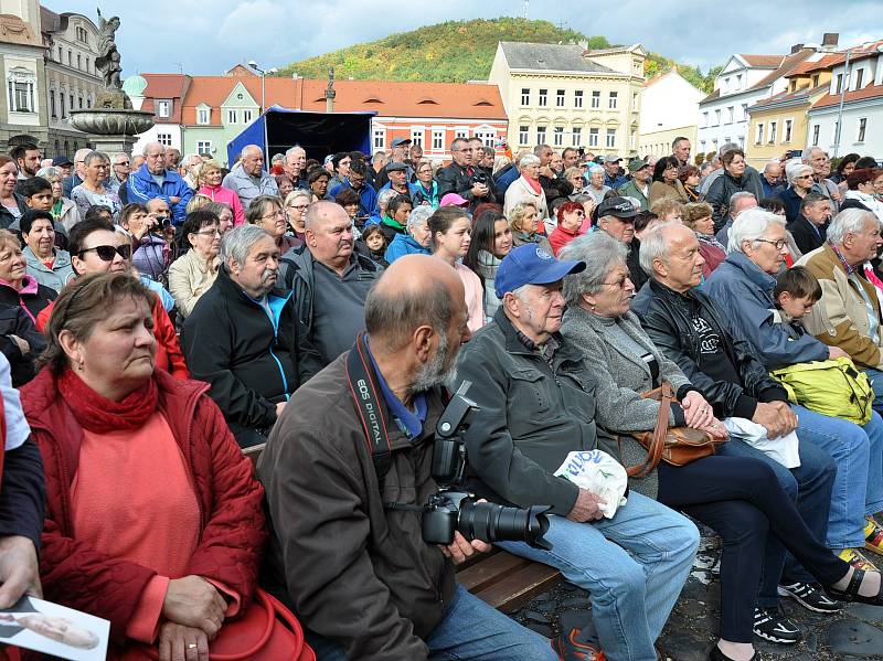 Návštěva prezidenta ČR Miloše Zemana v Bílině, setkání s občany na Mírovém náměstí.