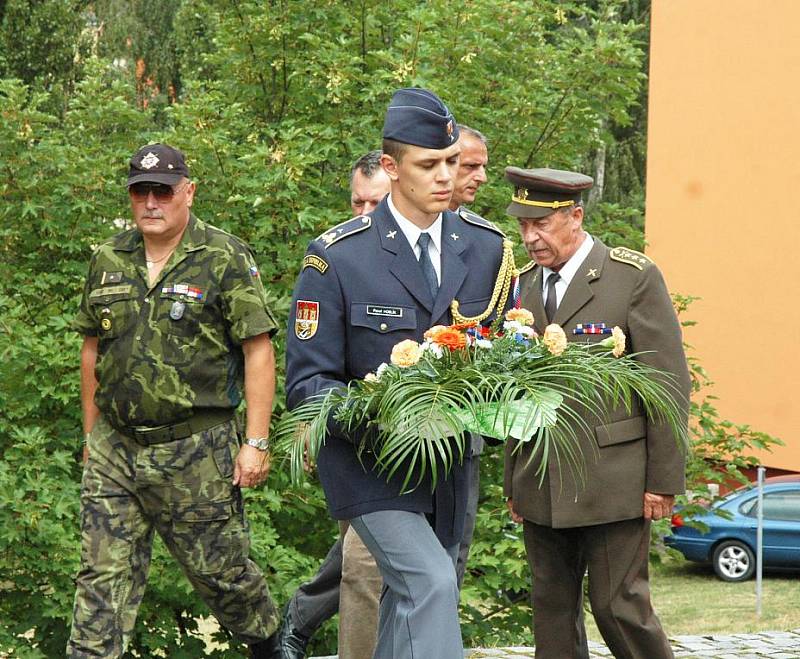 Lidé vzdali hold americkým letcům za obětavou práci při leteckých manévrech na Teplicku. 