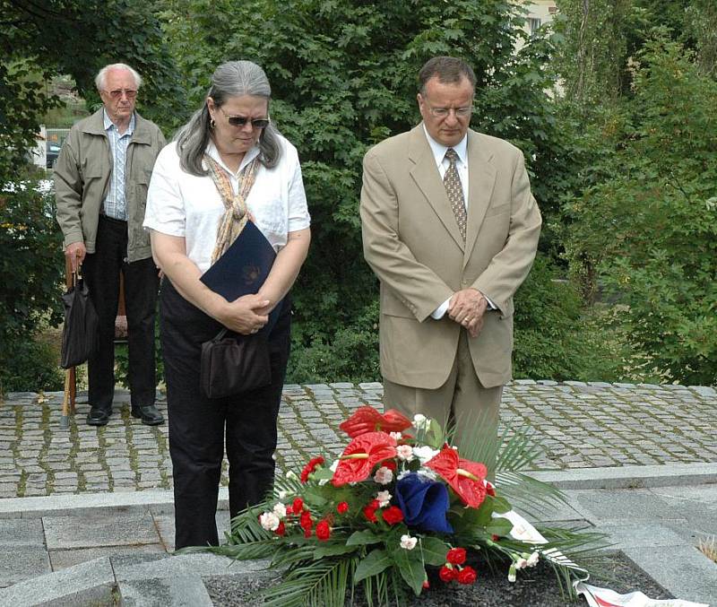 Lidé vzdali hold americkým letcům za obětavou práci při leteckých manévrech na Teplicku. 