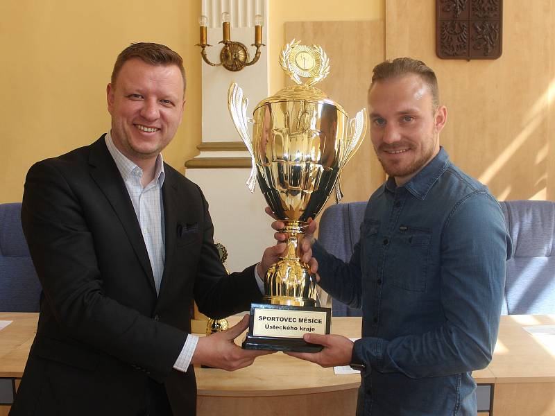 Jakub Hora dostal z rukou primátora města Teplice ocenění za výhru v anketě Sportovec měsíce března.