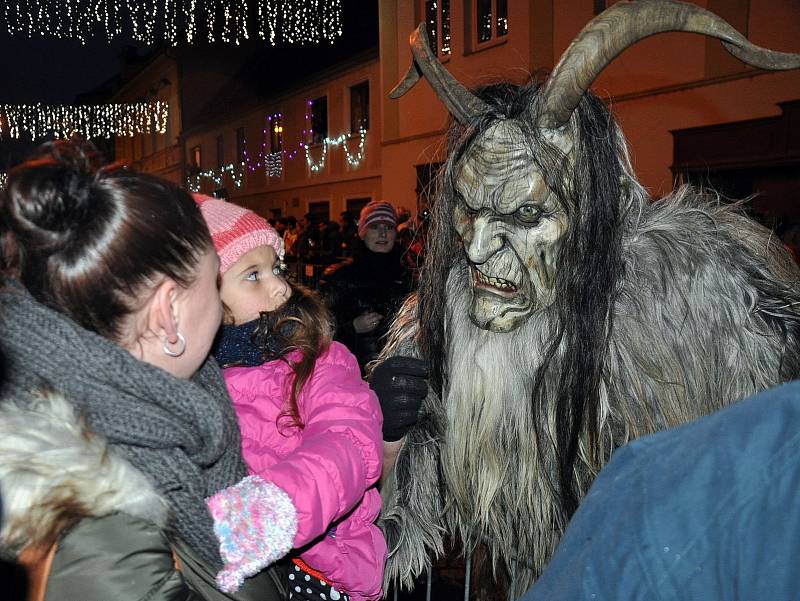 Čerti a Krampusáci na náměstí Republiky v Duchcově.