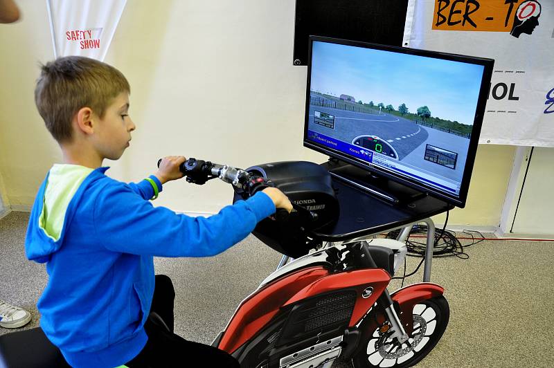 Autosalon na teplické průmyslové škole s doprovodným programem.