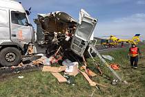 Tragická nehoda kamionu a dodávky u Tuchlova.
