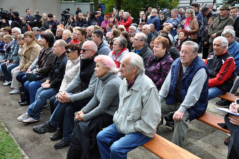 Návštěva prezidenta ČR Miloše Zemana v Dubí, setkání s občany před Domem porcelánu s modrou krví.