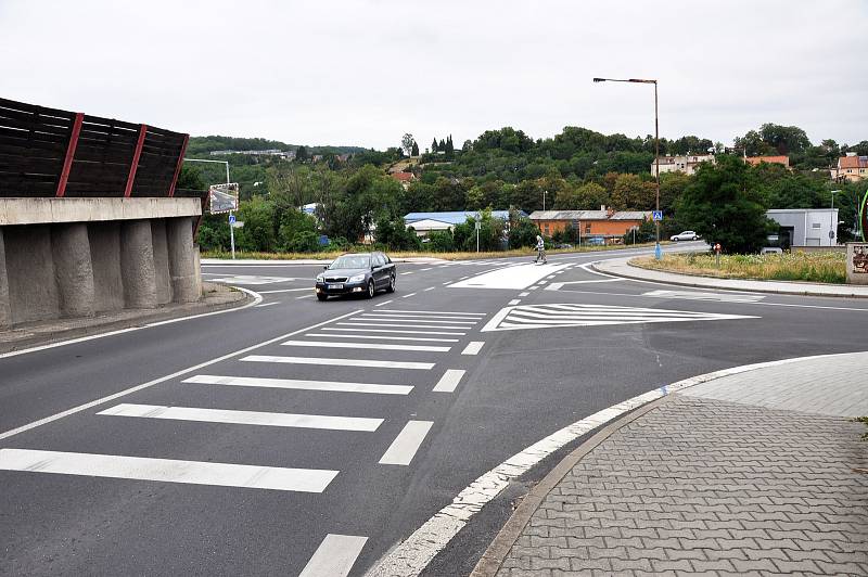 U přechodů pro chodce v ulici Spojovací u Lidlu a v ulici Mostecká v zatáčce u základní školy přibudou zpomalovací pásy na silnici.