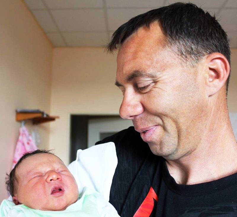 Mamince Janě Záhorčíkové z Teplic se 13. července v 0,14 hod. v ústecké porodnici narodil syn Tomáš Charvát. Měřil 50 cm a vážil 3, 85 kg.