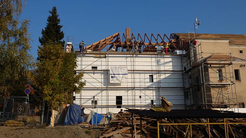 Přestavba Domu kultury Olympia v Krupce na komunitní centrum, s divadelním kinosálem.