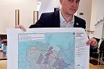 Rostislav Kadlec, místostarosty Krupky. Ukazuje mapu s hornickou krajinou v Krupce.