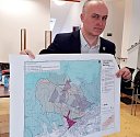 Rostislav Kadlec, místostarosty Krupky. Ukazuje mapu s hornickou krajinou v Krupce.