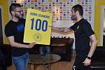Admir Ljevaković dostal od ředitele komunikace a marketingu FK Teplice Martina Kovaříka na památku svého jubilea velkou žlutou kartu