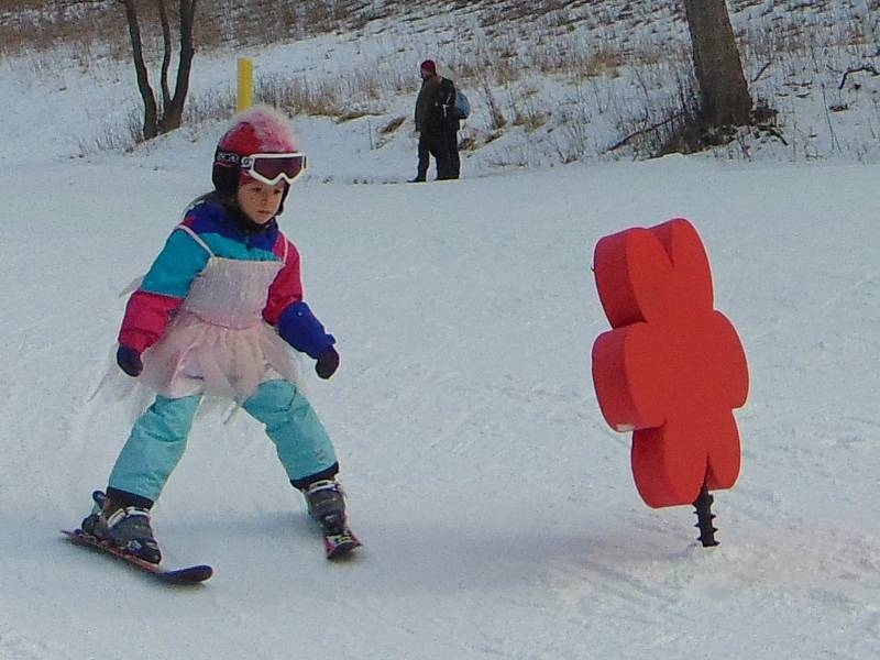 Tradiční karneval na sněhu zakončil v neděli 28. ročník lyžařské školy Snow v Mikulově na Teplicku.