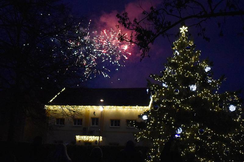 Rozsvícení vánočního stromu s ohňostrojem v Modlanech.