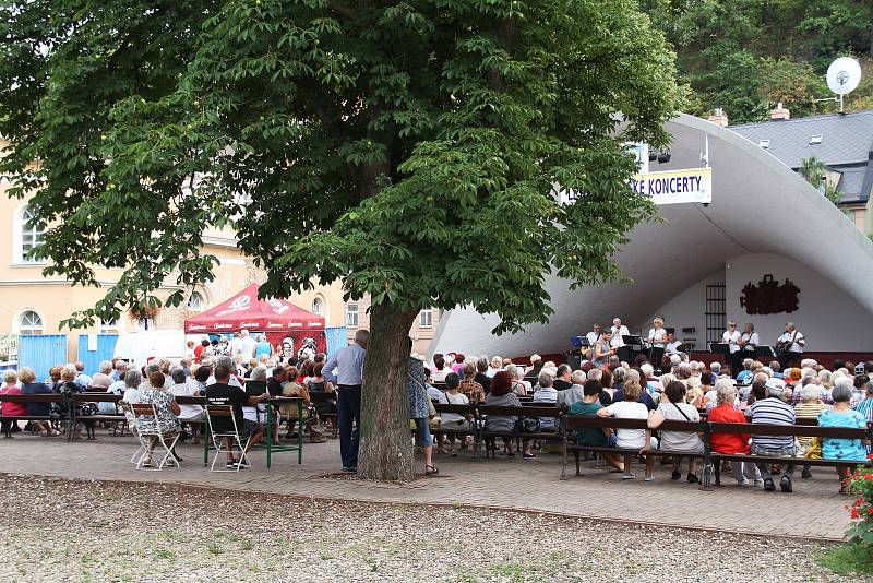 Mušle v Teplicích, v šanovském parku. Letní koncerty pořádá DK Teplice.