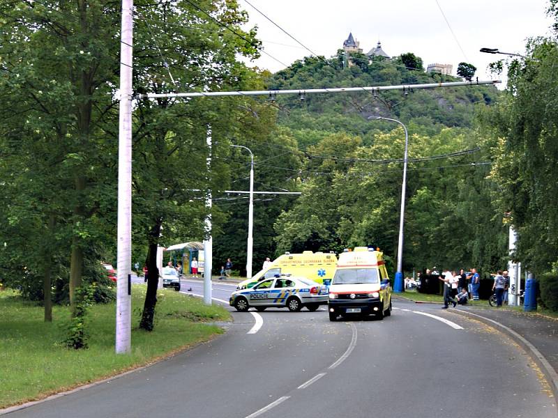 Nehoda motocyklu a osobního vozidla v Teplicích, na křižovatce F. Šrámka - Pod Doubravkou.