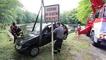 Utopené auto vytáhla těžká technika hasič z Ústí nad Labem. 