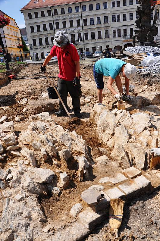 Archeologický nález části kamenného mostu na Zámeckém náměstí v Teplicích.