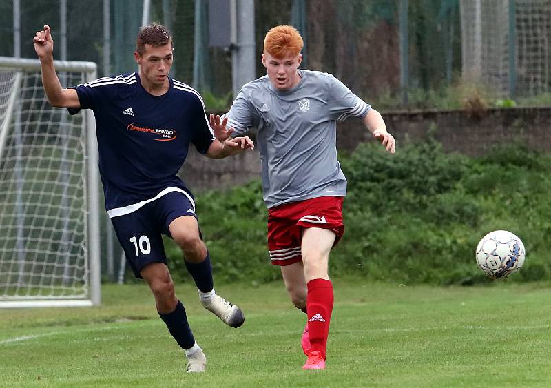 Fotbalisté Českého Lva Neštěmice (šedočervení) zahájili nový ročník I.A třídy vítězstvím nad FK Bílina (modří) 3:1.