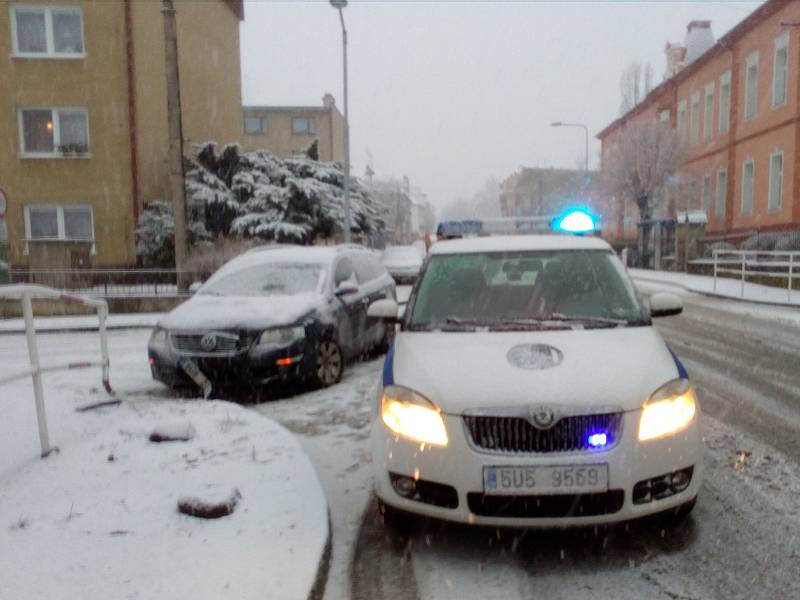 Ranní nehoda v Proboštově. Řidička narazila na zábradlí v ulici kapitána Jaroše