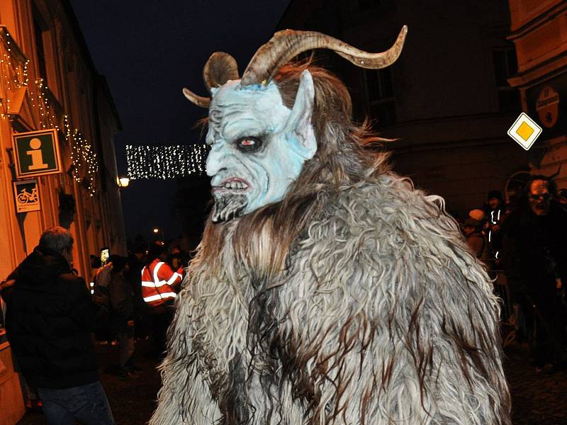 Čerti a Krampusáci na náměstí Republiky v Duchcově.