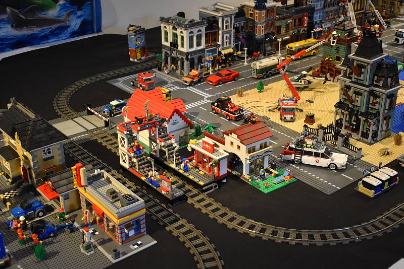 Výstava ze stavebnice Lego nabízí vláčkodráhu a herny.