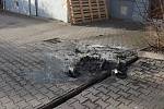 Žhářka o víkendu v Teplicích zapálila auto a šest kontejnerů.