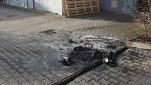 Žhářka o víkendu v Teplicích zapálila auto a šest kontejnerů.