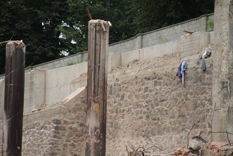 Demolice ruiny v Mlýnské ulici v Teplicích, úterý 24. srpna