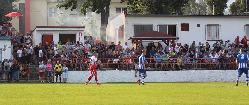 SK Dubí (v bílém) v městském derby slavilo výhru