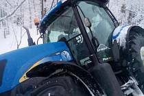 Moldava pod sněhem: traktor zimní údržby obce uvízl na jedné z upravovaných cest na Novém městě