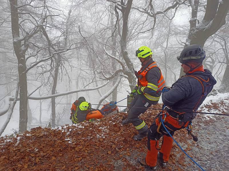Nácvik záchrany osob po nehodě auta v prudkém srázu v horském terénu. Navíc v zimních podmínkách.