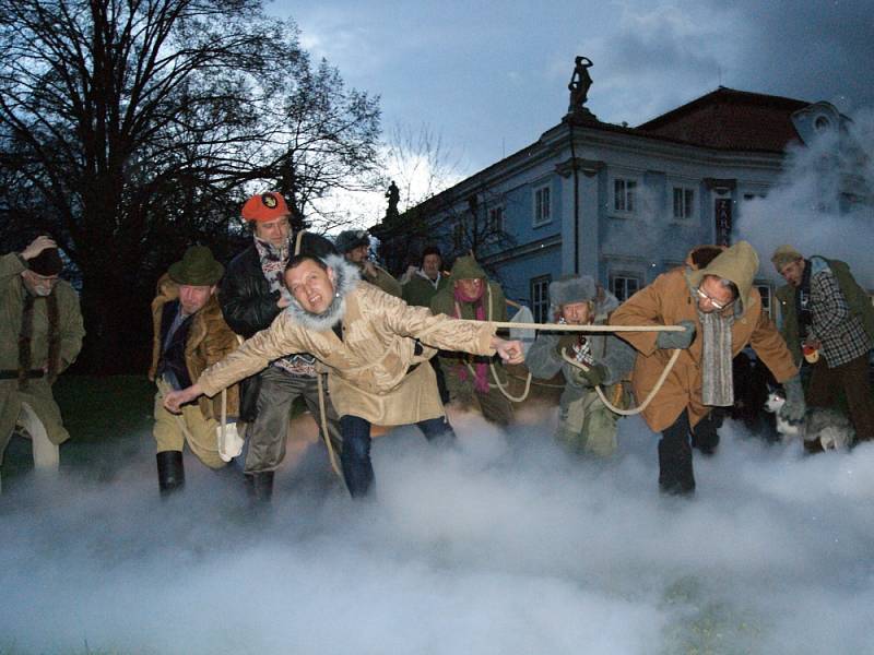 Oživlý Payerův obraz Vlečení lodi zahájil výstavu v Teplicích.