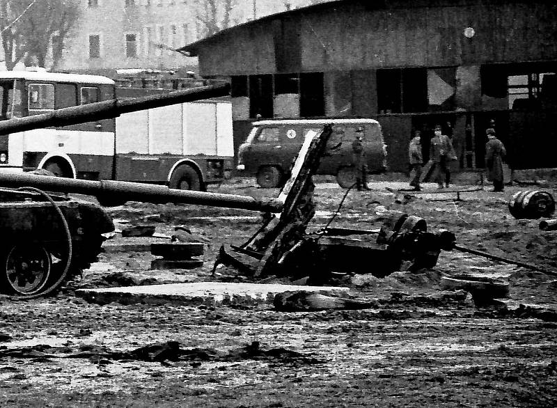 Autentické fotky ze sovětských kasáren v Krupce, kde 9. ledna 1991 explodoval tank a usmrtil 17 lidí.